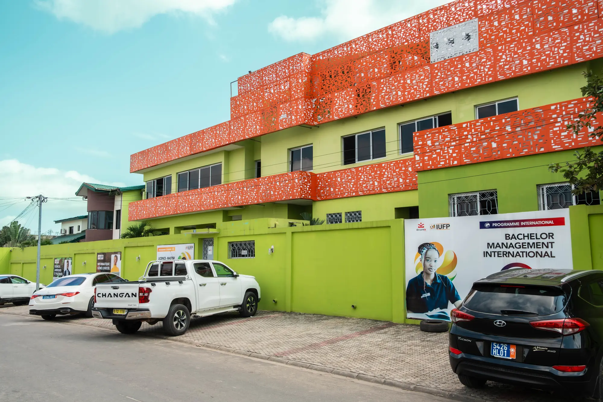 Façade de l'Institut Universitaire, claustra de béton ajouré orange