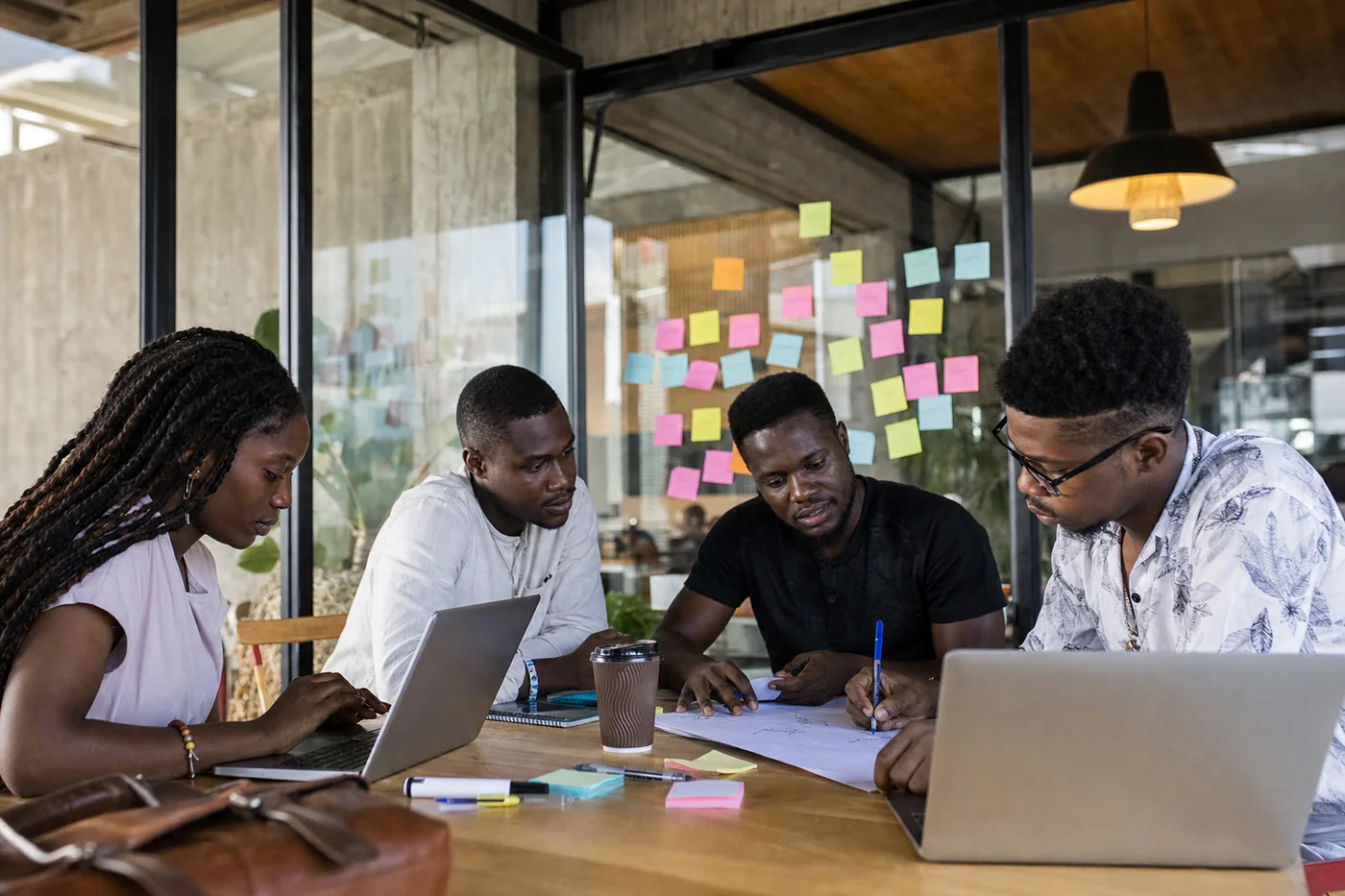 Jeunes entrepreneurs réunis autour d'une table à l'incubateur