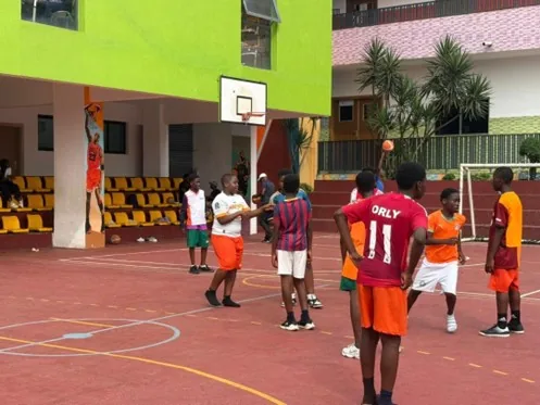 Cour de récréation et terrain de basket