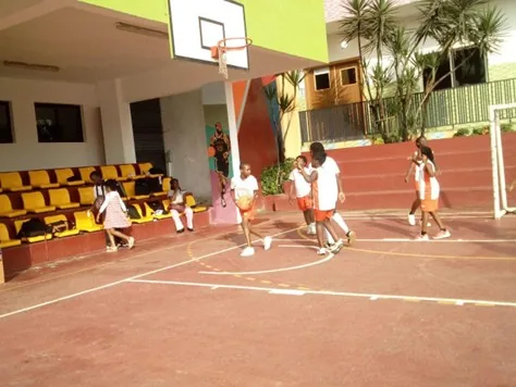 Plateau sportif couvert et gradins