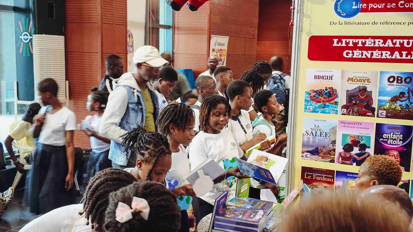 Stand de littérature générale lors d’un salon du livre