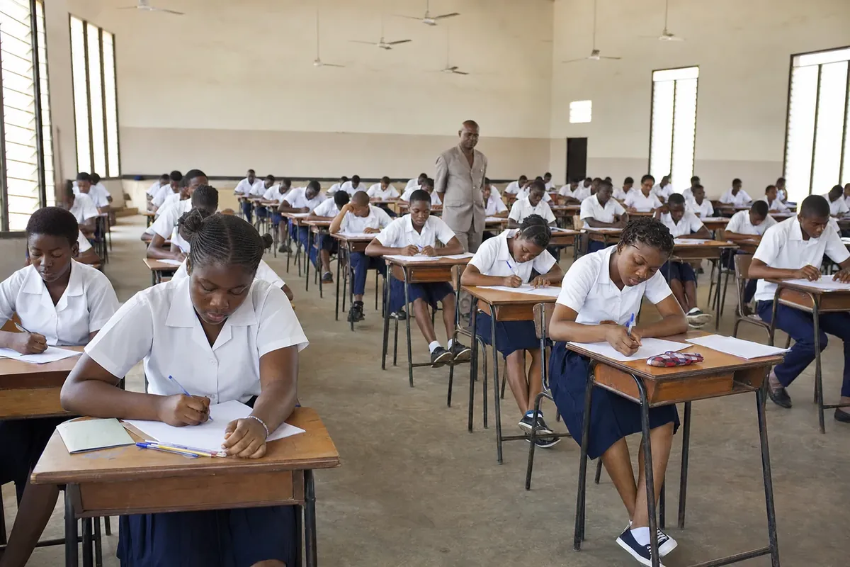 Élèves en composition écrite dans une grande salle d'examen