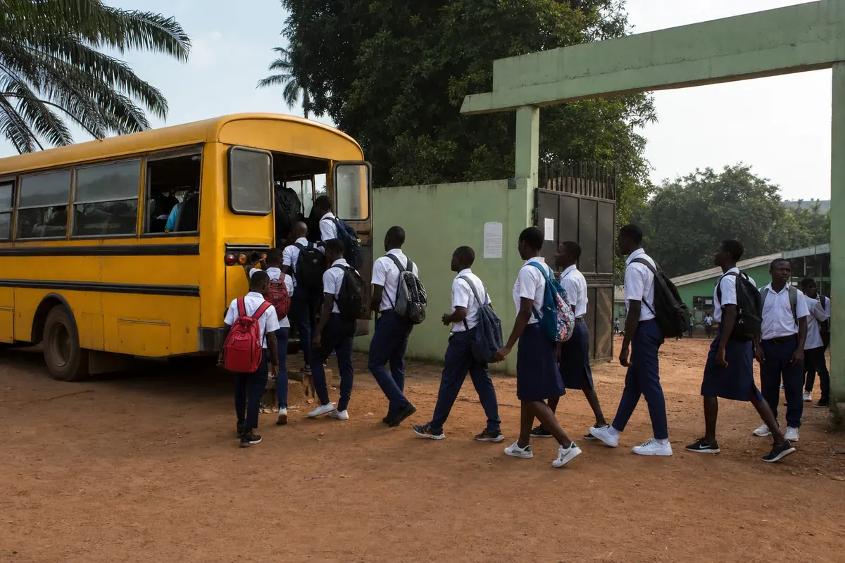 Car de ramassage scolaire devant l'entrée de l'établissement