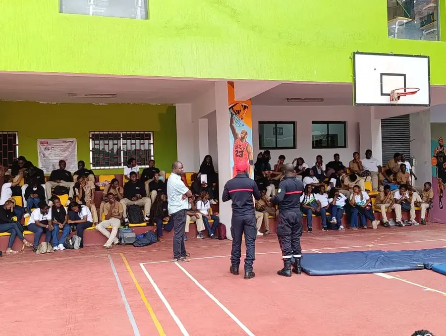 Rassemblement des élèves sur le plateau sportif