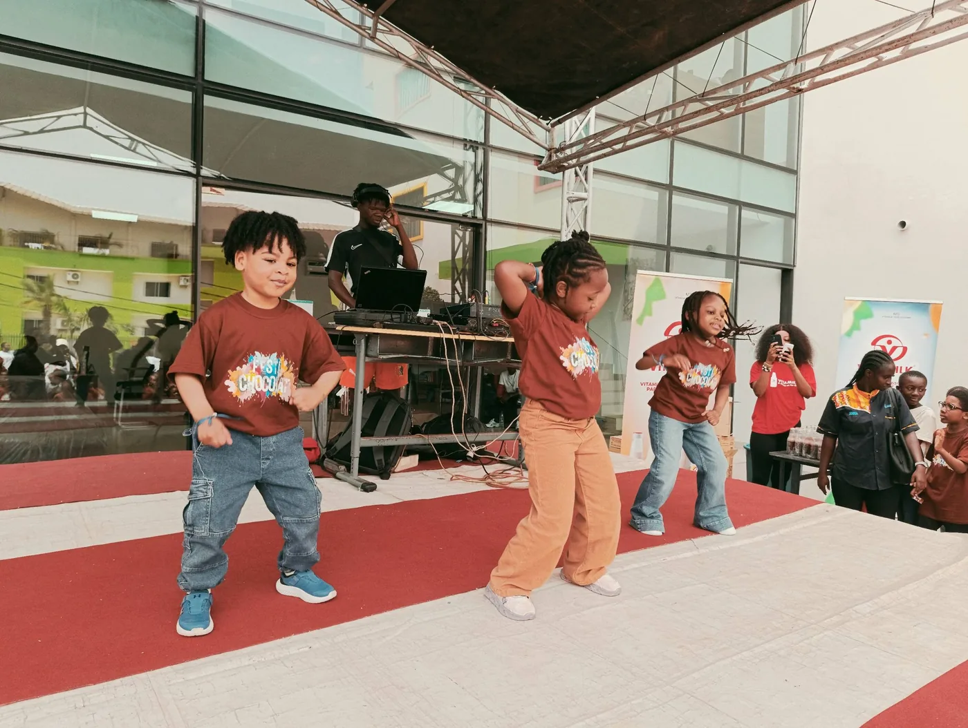 Danse des élèves sur la scène de l’établissement