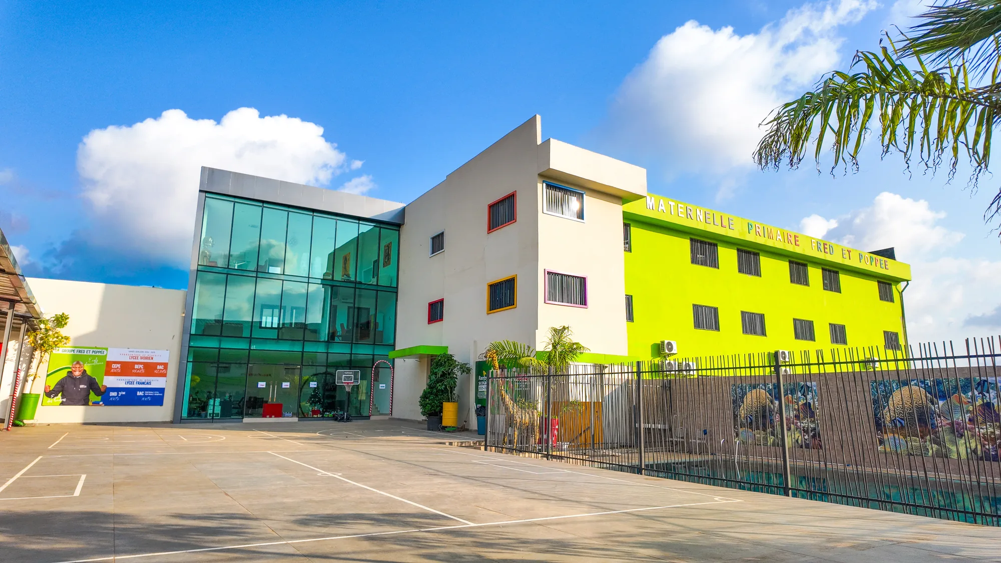 Façade de la Maternelle & Primaire, volume chartreuse et mur-rideau
