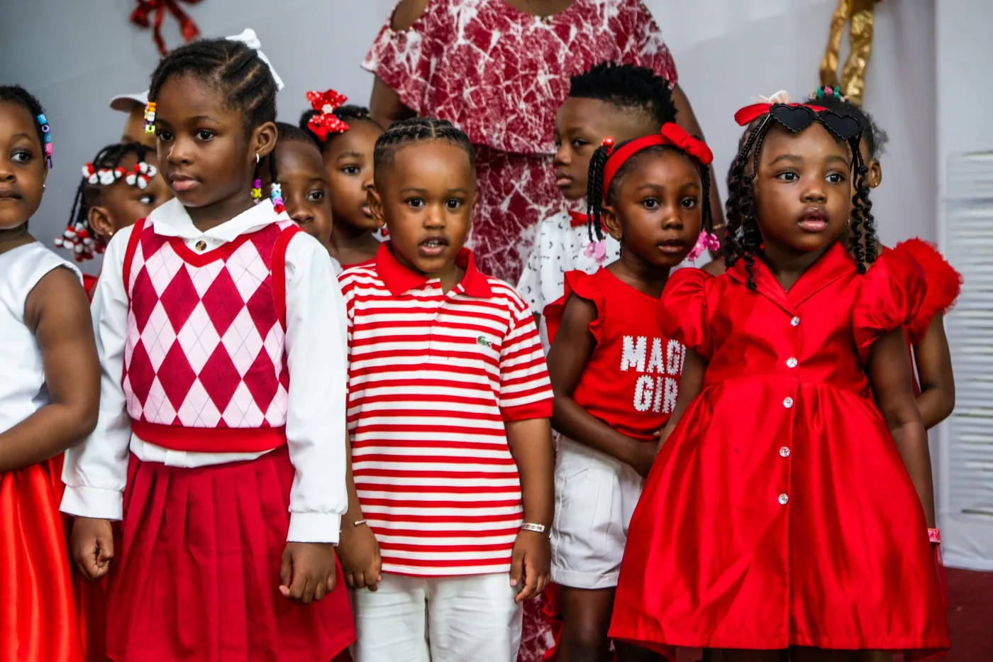Élèves de maternelle en rouge et blanc lors de la fête de fin d’année